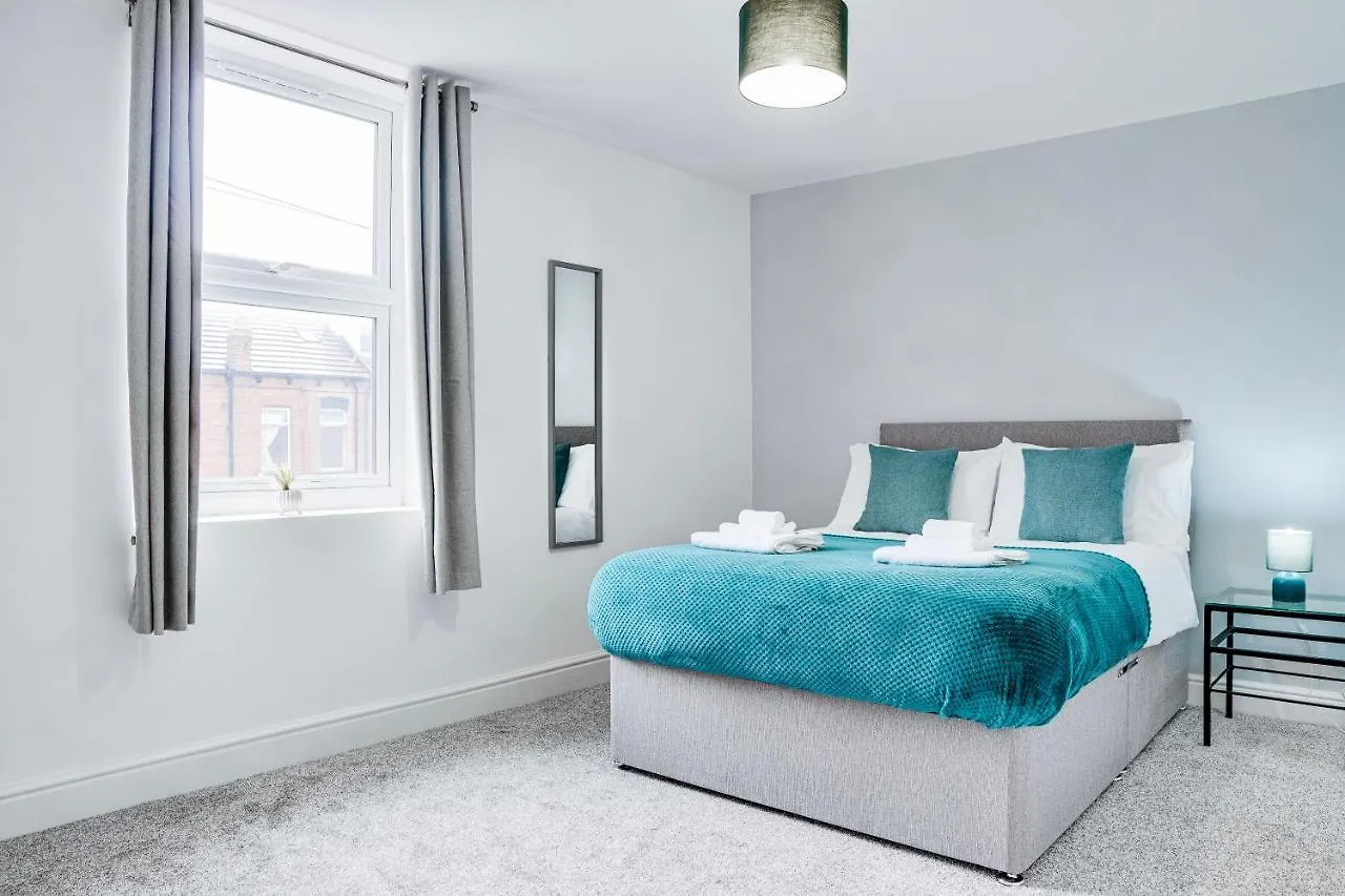Spacious 4 Bedroom House Near Leeds Cc Beeston Hill 0*,