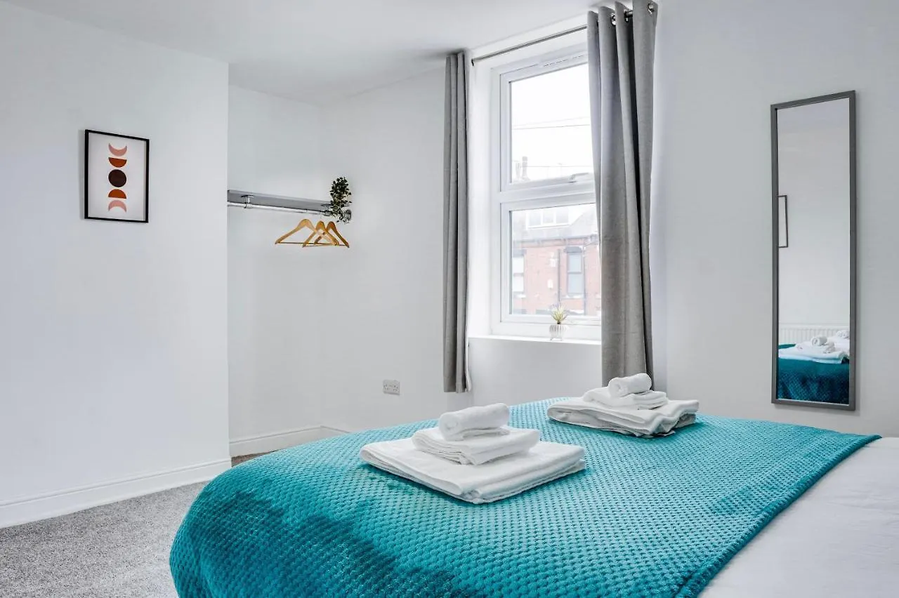 Spacious 4 Bedroom House Near Leeds Cc Beeston Hill Великобритания