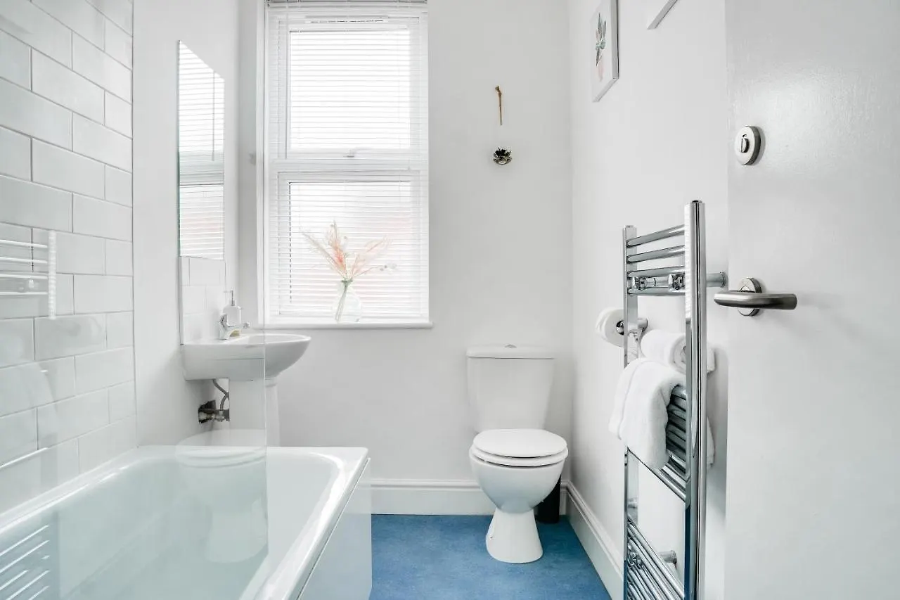 Spacious 4 Bedroom House Near Leeds Cc Beeston Hill 0*,  Великобритания