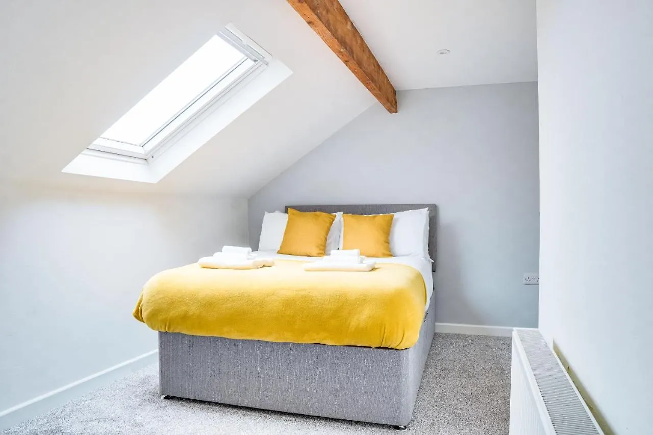 Апартаменты Spacious 4 Bedroom House Near Leeds Cc Beeston Hill