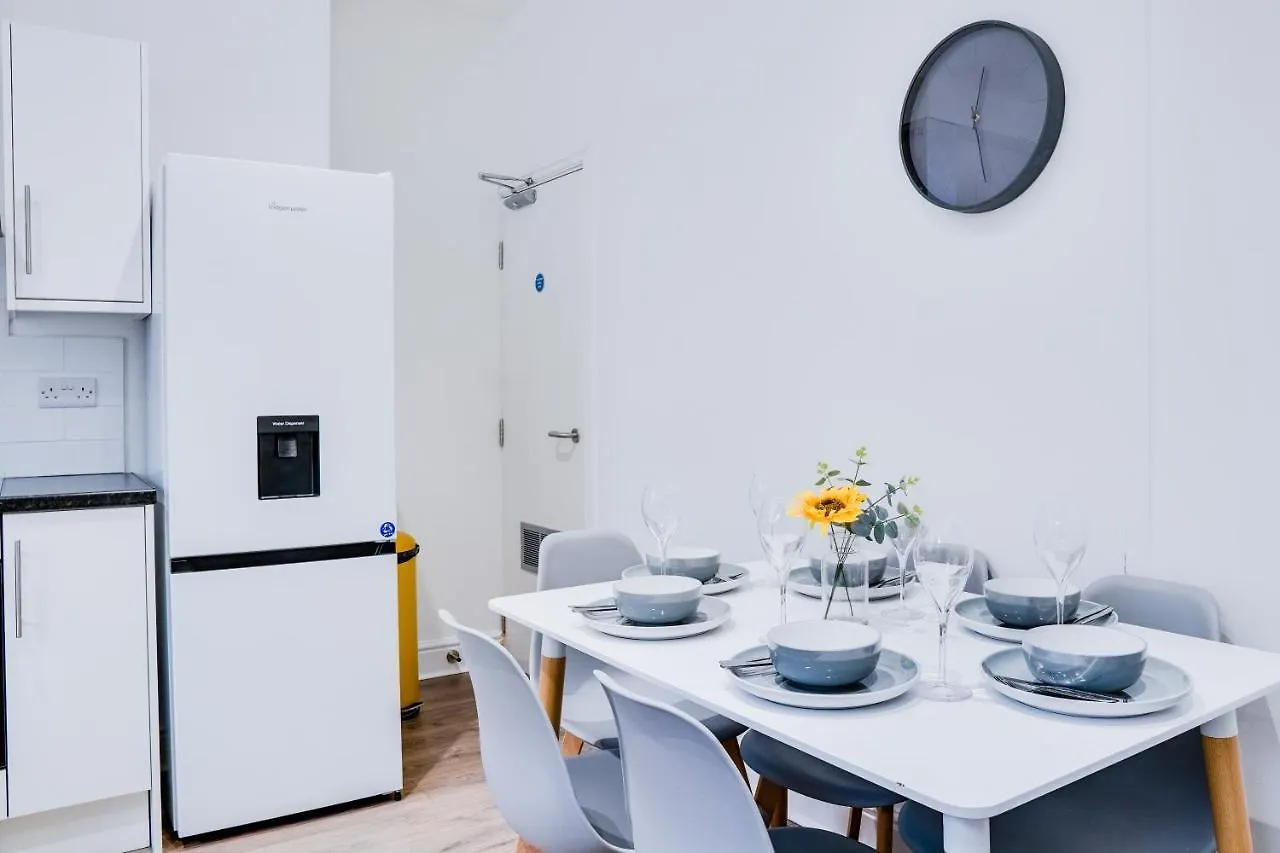 Spacious 4 Bedroom House Near Leeds Cc Beeston Hill Апартаменты