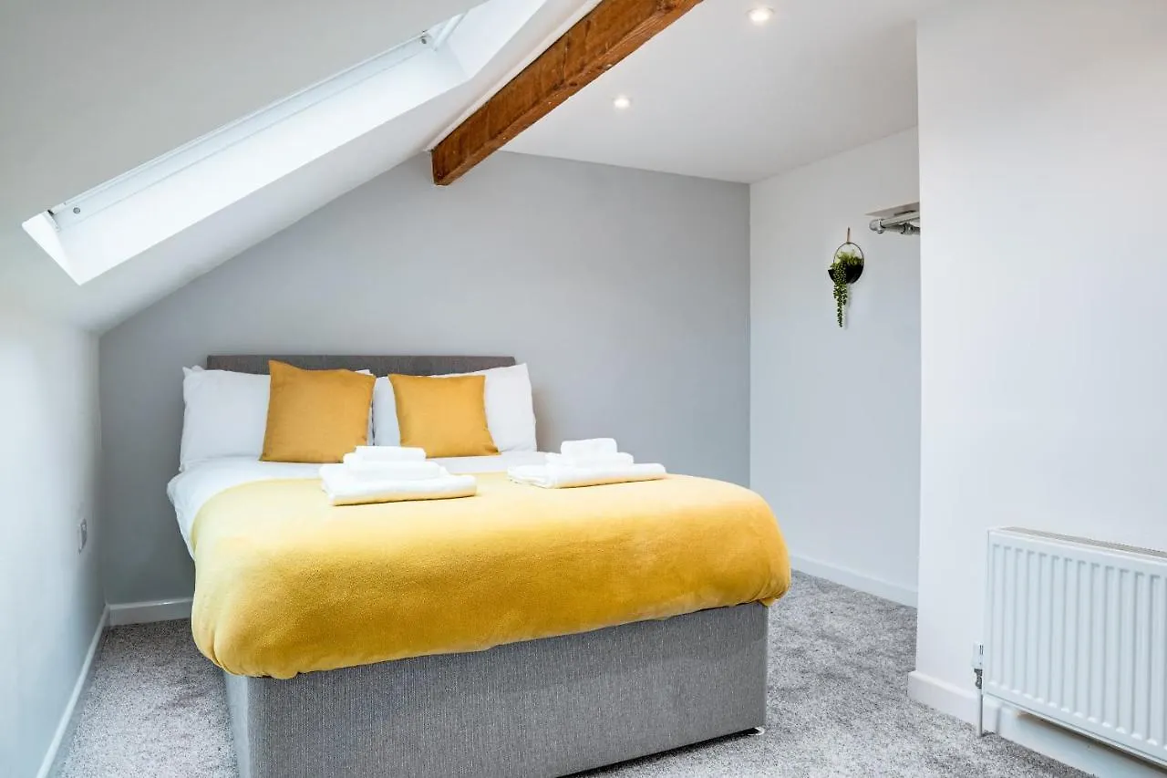 Апартаменты Spacious 4 Bedroom House Near Leeds Cc Beeston Hill