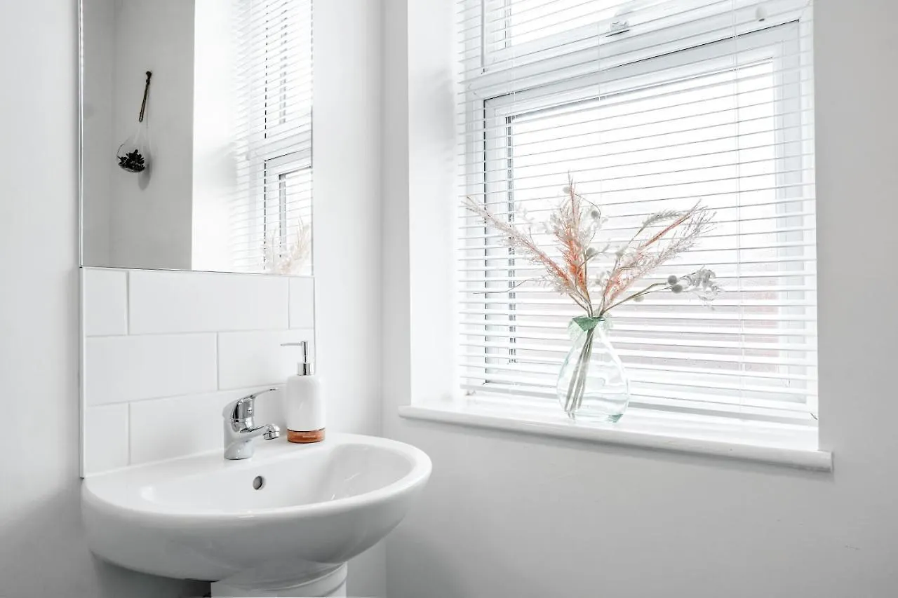 Апартаменты Spacious 4 Bedroom House Near Leeds Cc Beeston Hill