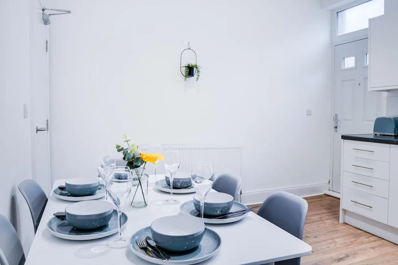 Spacious 4 Bedroom House Near Leeds Cc Beeston Hill Великобритания